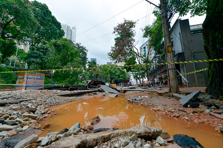 Número de mortos por conta da chuva chega a 55 em MG 1 rua destruída 2
