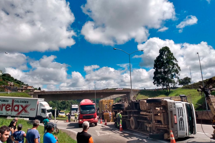 Três acidentes são registrados no trecho da BR-040 em Barbacena 1 tombamento barbacena via 040