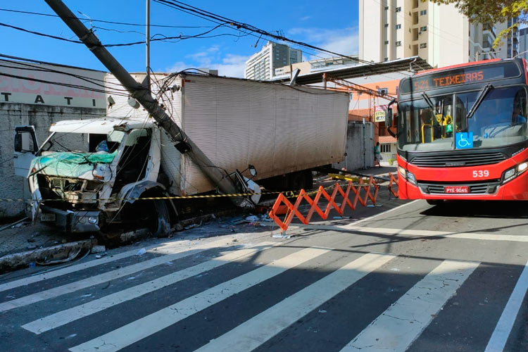 1caminhão acidente