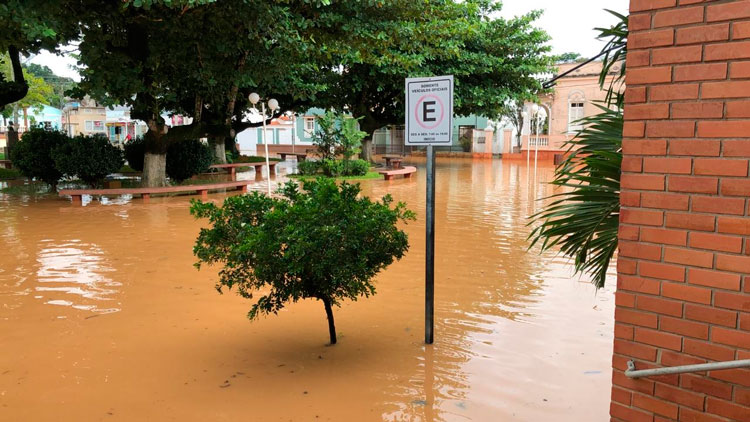 Ruas inundadas impedem tráfego de veículos em Guarani 6 7 guarani porta da prefeitura by prefeitura de guarani