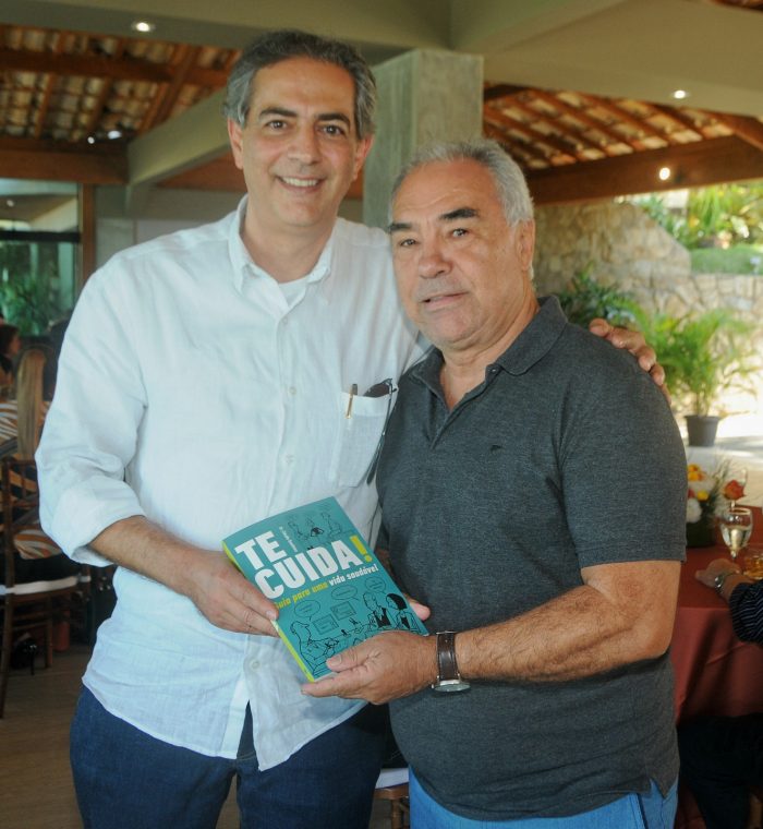 Cláudio Domênico presenteou João Matos com o seu livro "Te Cuida! - Guia para uma vida saudável"