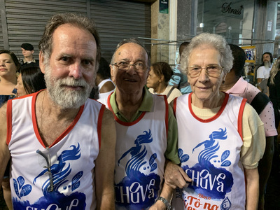 Basileu Tavares com os pais, Amael e Glória Tavares (de 90 e 85 anos), no animado Bloco Tô no Vermelho 1 Basileu Tavares com os pais, Amael e Glória Tavares (de 90 e 85 anos), no animado Bloco Tô no Vermelho, no Calçadão da Halfeld