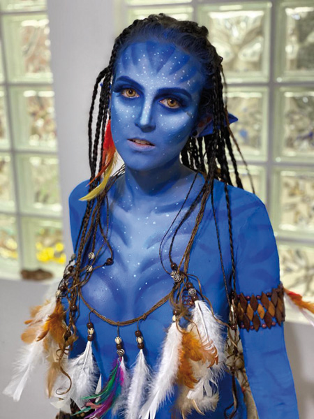 Neon nos olhos: Dicas de maquiagem para brilhar no carnaval 2 Bárbara Rodrigues vocalista do Come Quieto de Avatar foto arquivo pessoal