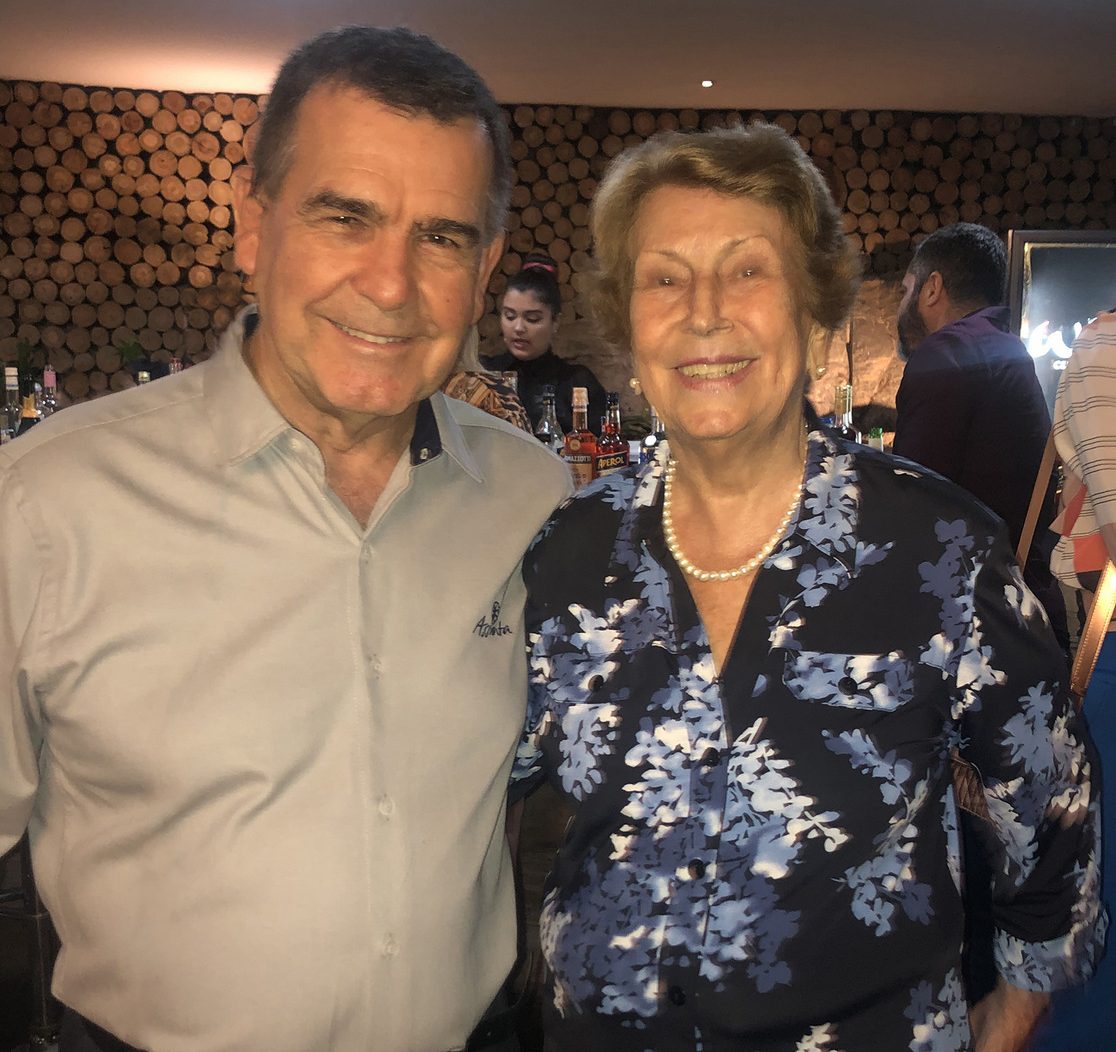 Honório Carvalho, recebendo Terezinha de Landa no jantar do Assunta