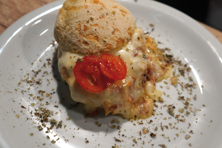 Pao de queijo recheado carruê