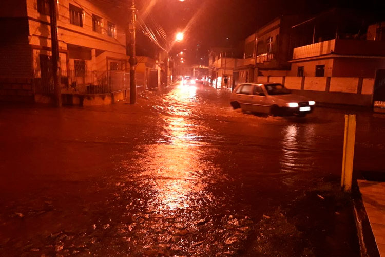 Pelo menos 20 cidades da Zona da Mata sofrem com as chuvas das últimas horas 4 Rua Antônio Fernandes bairro quarto deposito Prefeitura Santos Dumont