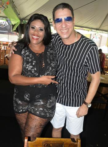 Sandra Portella e o músico Rogerinho Ratatuia, no Bloco Nega Maria, no Independência Shopping