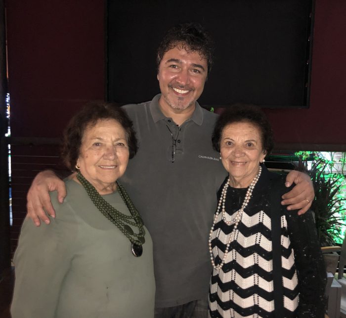 Sérgio Bara ladeado pela mãe Belinha e a tia Apparecida Brück em noite social