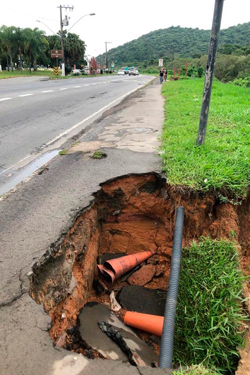Buracos em calçada dificultam trânsito de pedestres na Avenida Brasil 1 Vu buraco brasil rodoviária 2 by barbara riolino