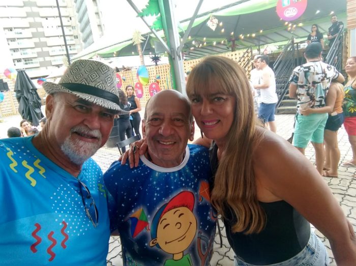 Alberto Rihan ladeado por Walter e Sandra Valle Ribeiro curtindo o Espaço Folia, no Independência Shopping