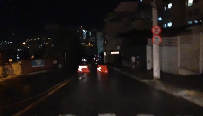 Caminhão bate em poste, deixa 221 sem energia e interrompe trânsito 1 betoneira
