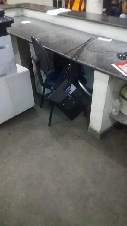Usuária joga computadores no chão na Regional Leste 1 computador quebrado regional leste by sinserpu