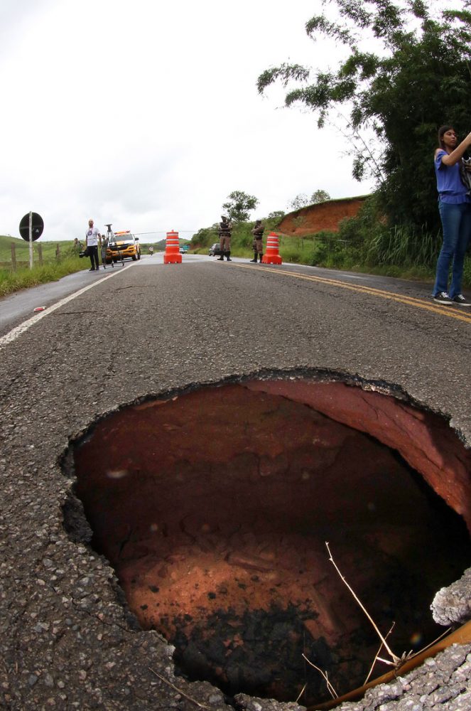 Cratera se abre e interdita trânsito também na MG-353 2 cratera mg353 by Fernando Priamo externa