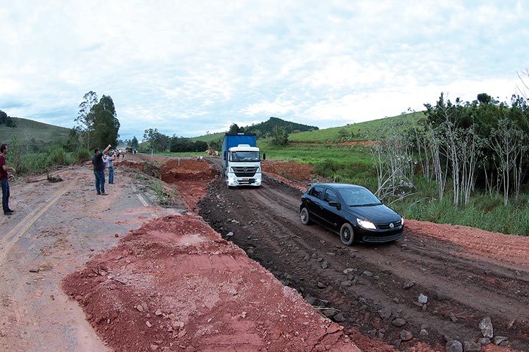 Obras na AMG-3085 completam um mês 1 mg 133 buraco by fernando 2