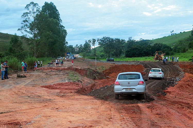 Liberação do acesso alternativo da MG-133 é adiada pelo DER 2 mg 133 buraco by fernando 4
