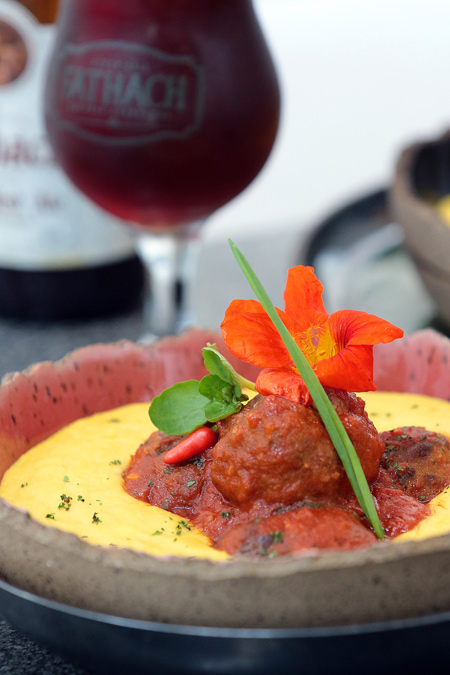 À moda italiana: Legítima polenta com porpetas recheadas 2 polenta 1