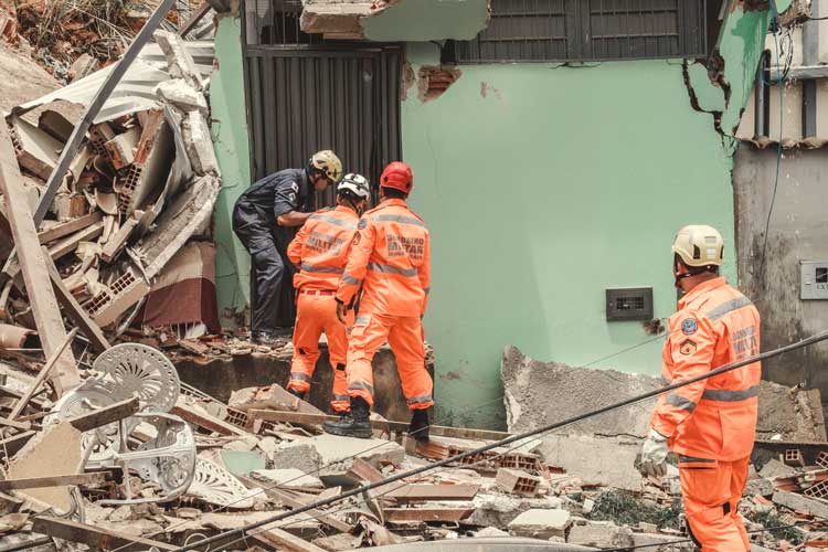Homem morre e 80 pessoas ficam desalojadas após deslizamento em JF 1 resgate Sávio Santana