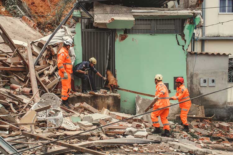Homem morre e 80 pessoas ficam desalojadas após deslizamento em JF 3 resgate Sávio Santana3