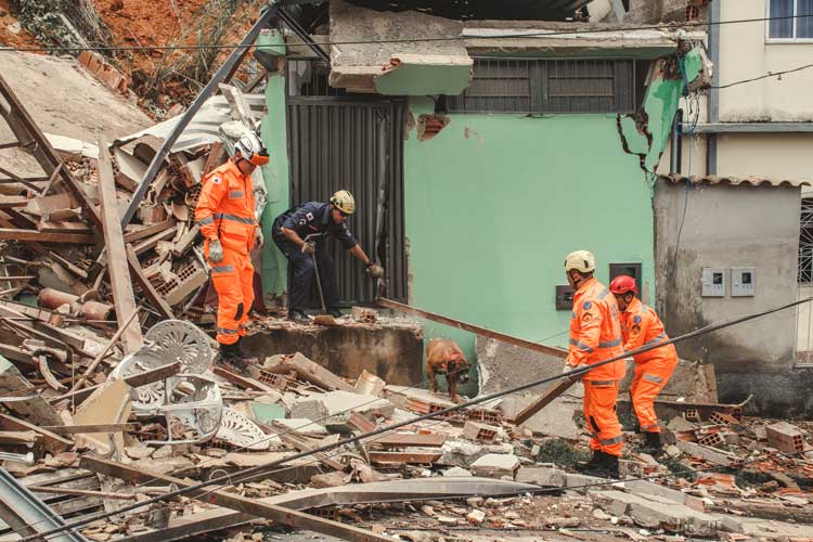 Homem morre e 80 pessoas ficam desalojadas após deslizamento em JF 5 resgate Sávio Santana5