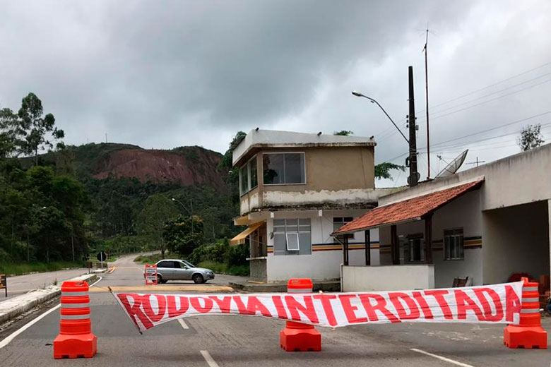 Cratera se abre e interdita trânsito também na MG-353 1 rodovia interditada by pmmg