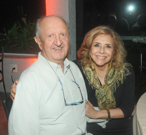 Julieta Garcia na comemoração de seus 82 anos e a filha Cláudia, que presenteou a mãe com um livro sobre a sua trajetória 3 Ronaldo Granato Matta e Sandra Araújo em recente festa