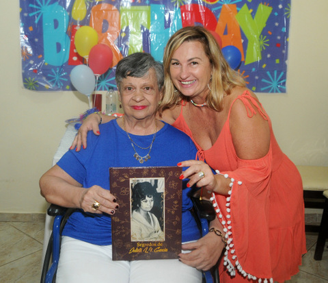Julieta Garcia na comemoração de seus 82 anos e a filha Cláudia, que presenteou a mãe com um livro sobre a sua trajetória 1 Julieta Garcia na comemoração de seus 82 anos e a filha Cláudia, que presenteou a mãe com um livro sobre a sua trajetória