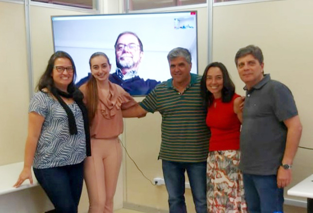 Doutorado no Rio: A professora da Estácio, Frâncila Weidt Neiva comemora a aprovação no doutorado em informática pela UFRJ. A tese "An innovative approach to support the transfer of expertise-based intuition" foi aprovada por unanimidade. Na foto, Adriana Vivacqua, Frâncila, Marcos Borges (orientador que mora na Espanha), Paulo Victor, Flávia Santoro e José Maria Nazar.