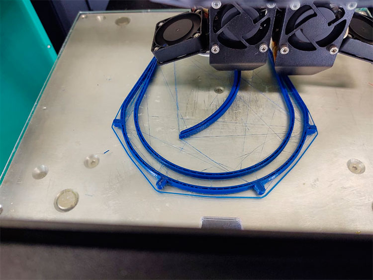 Estudante mobiliza JF para produzir máscaras em impressoras 3D 2 Filamento estrutura mascara 4
