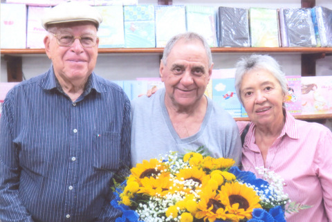 Aniversariante desta terça-feira, José Carlos Passos recebeu a visita do ex-ministro Murílio Hingel e de Lucy Brandão, que levaram flores para o querido Zé Kodak 