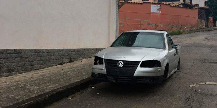 Carro abandonado é usado para descarte de lixo 1 VU CarlosChagas 1003