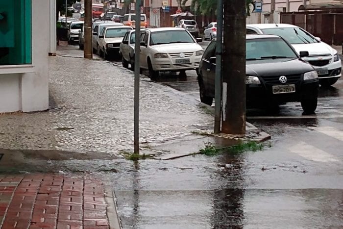 Boca de lobo no Alto dos Passos está obstruída 1 VU Centro 0303