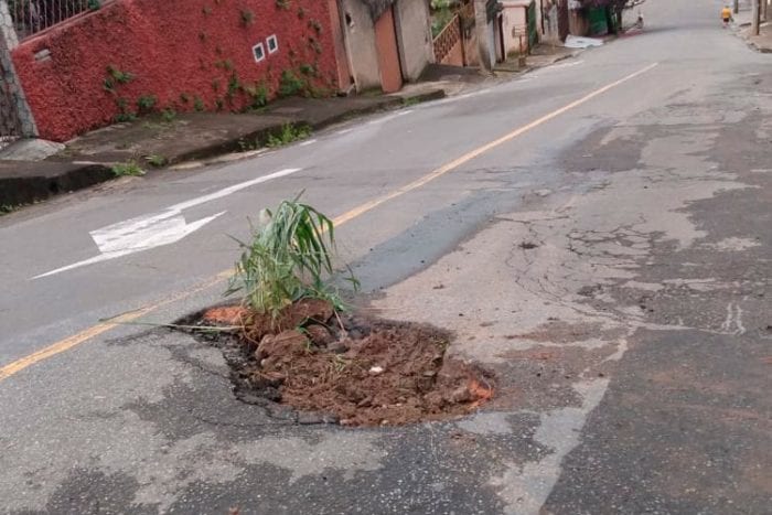 Buraco dificulta passagem de veículos no Democrata 1 VU Democrata 0503