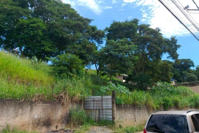 Lotes abandonados preocupam populares do Jardim Esperança 1 VU JardimEsperança 2003