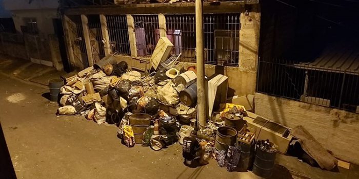 Acúmulo de lixo em calçada deixa população em risco 1 VU JardimEsperança 2503
