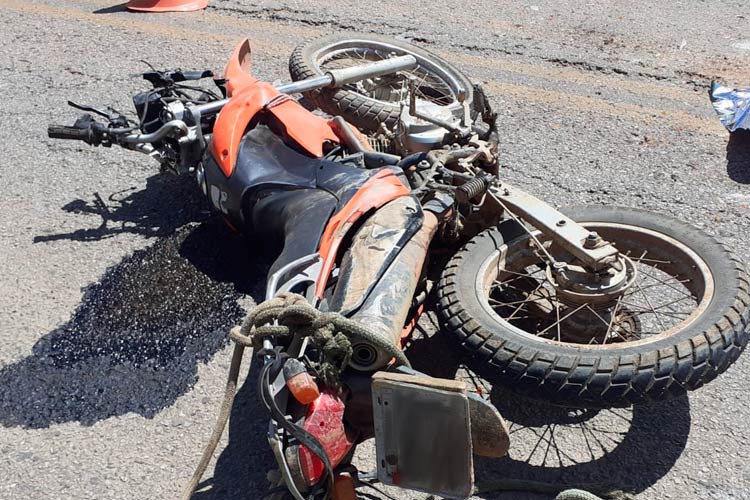 Homem morre em colisão entre motocicleta e caminhão na MG-353 1 acidente PMR divulgação
