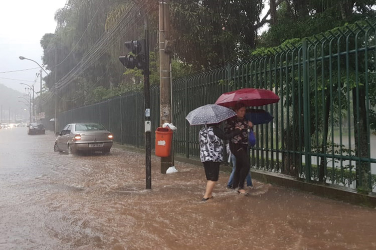 Paraibuna transborda, e prefeito transfere gabinete para a sede da Defesa Civil 4 chuva em jf by leo cosya
