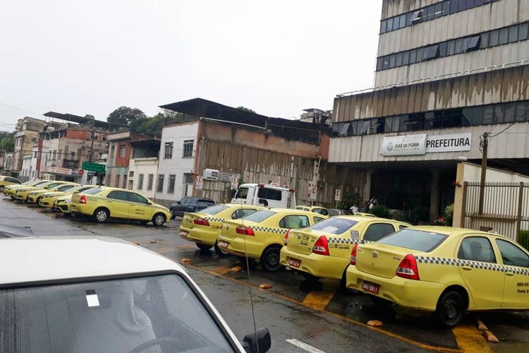 Taxistas protestam e pedem regulamentação do serviço de transporte por aplicativo 2 manifestação taxi settra by michele meireles