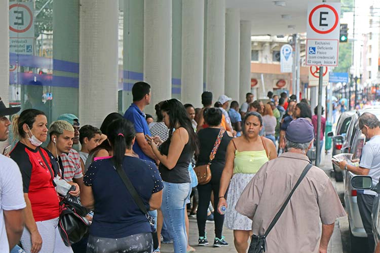 Movimento no comércio cai após decreto da Prefeitura 1 movimento nas ruas by leonardo costa
