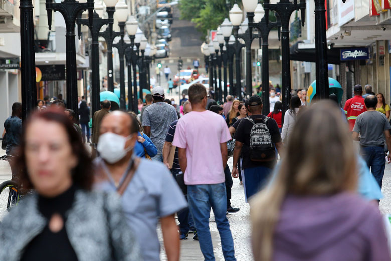 Donos de animais de estimação devem ter cuidados especiais durante pandemia 4 movimento no Centro by fernando priamo