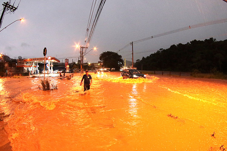 Alagamentos causados pelas chuvas se agravam em Juiz de Fora 2 rio paraibuna bairro industrial by fernando