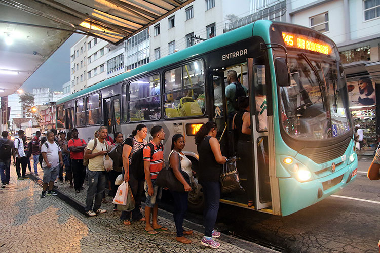 Donos de animais de estimação devem ter cuidados especiais durante pandemia 8 Ônibus-lotação-by-Fernando-Priamo