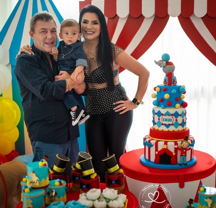 Ivan e Grazi Hermes Queiroz com o filho Enzo, que comemorou um ano em família, no Estrela Sul Foto: Myriani Maganin