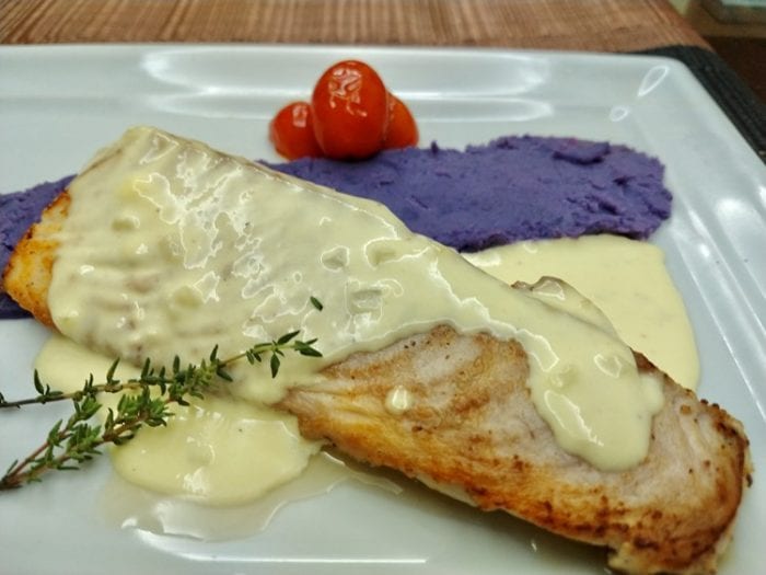 Filé de tilápia com molho cremoso para almoço de Páscoa 1 File de Tilápia com molho cremoso pure de batata roxa e tomatinhos cerejas