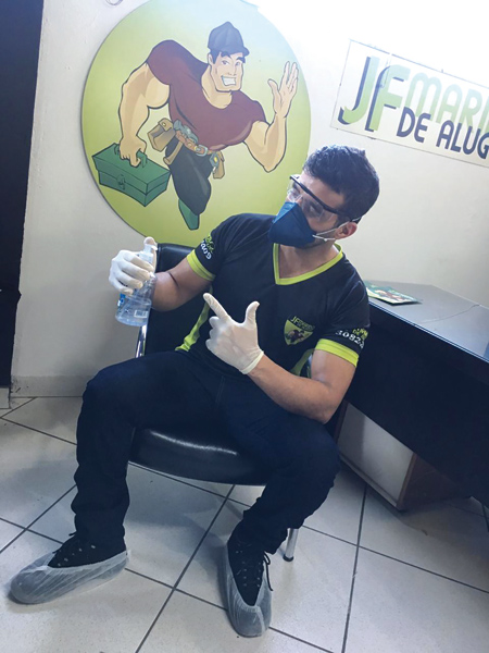 Comércio e serviços se reinventam para não perder clientes 2 Marido de aluguel com EPIs