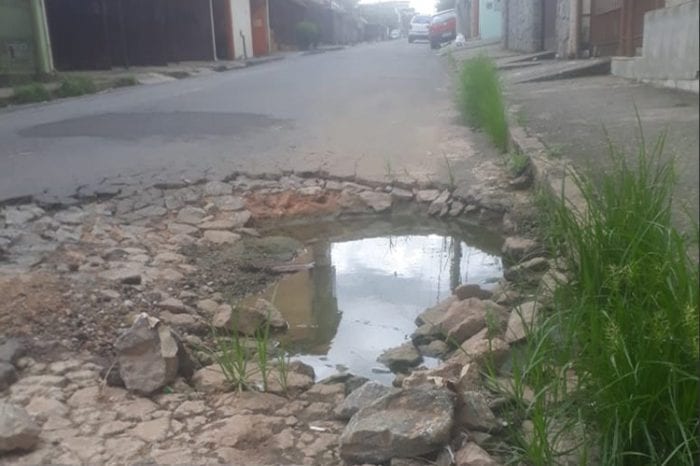 Buraco dificulta tráfego na Zona Norte 1 VU 2104