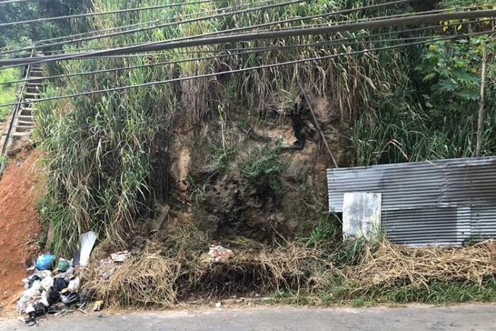 Calçada vira ponto de descarte de entulho 1 VU Cerâmica 0904
