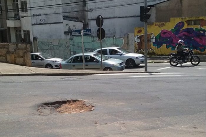 Buraco na Pedro Botti gera apreensão 1 Vu Altos 1404