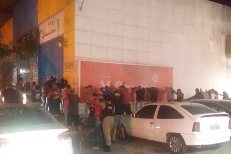 PM dispersa aglomeração em posto de combustíveis e apreende drogas 1 aglomeração paracatu by pm