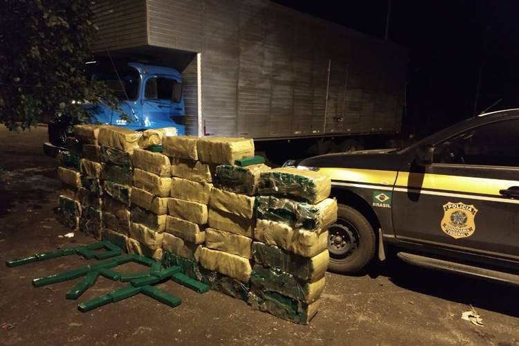 PRF apreende cerca de uma tonelada de maconha na BR-267 1 caminhão com maconha by prf