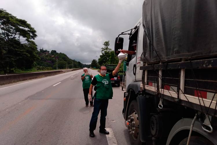 Na BR tem almoço grátis: voluntários servem comida a caminhoneiros 1 caminhoneiro1 by wendell guiducci